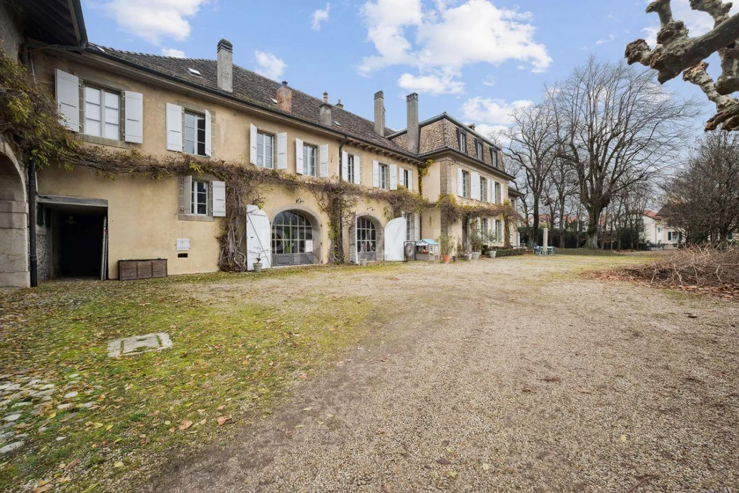Proprietà Signorile con annessi e ampio parco a Féchy - Foto 3 di 13