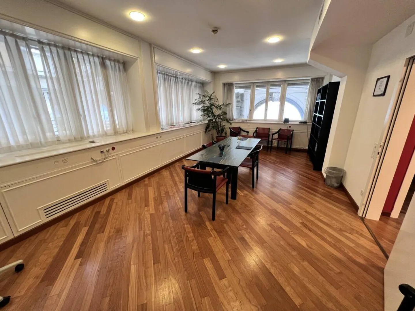 Büro in einem der prestigeträchtigsten und historischsten Gebäude der Stadt - Foto 4 von 4