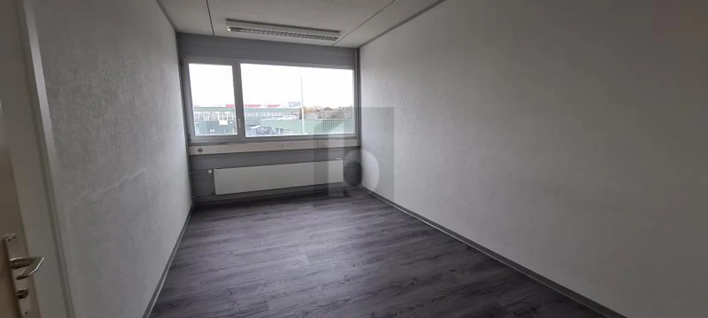 SPACIOUS, IN INDUSTRIAL ZONE - Photo 3 of 5