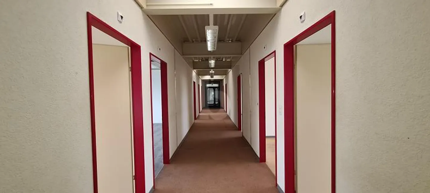 SPACIOUS, IN INDUSTRIAL ZONE - Photo 4 of 5