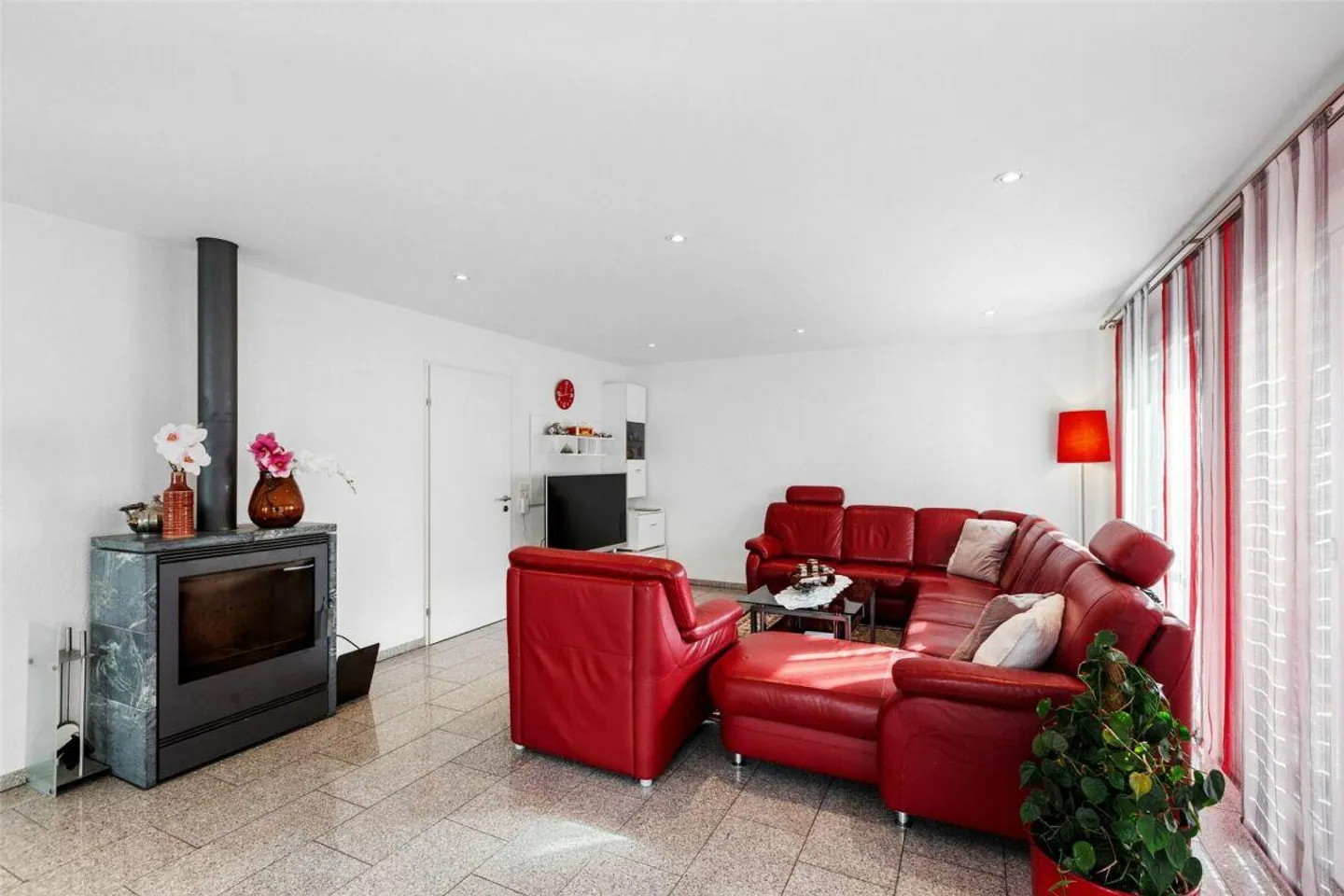 Freistehendes, modernes Einfamilienhaus an zentraler Lage in Näfels GL - Foto 7 von 13