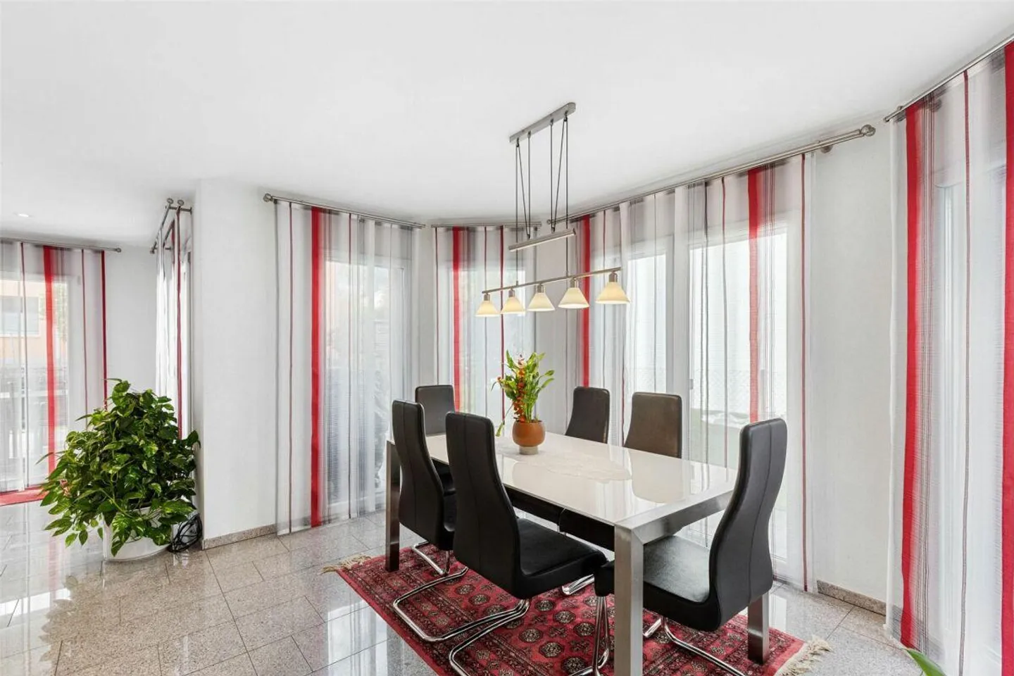 Freistehendes, modernes Einfamilienhaus an zentraler Lage in Näfels GL - Foto 8 von 13