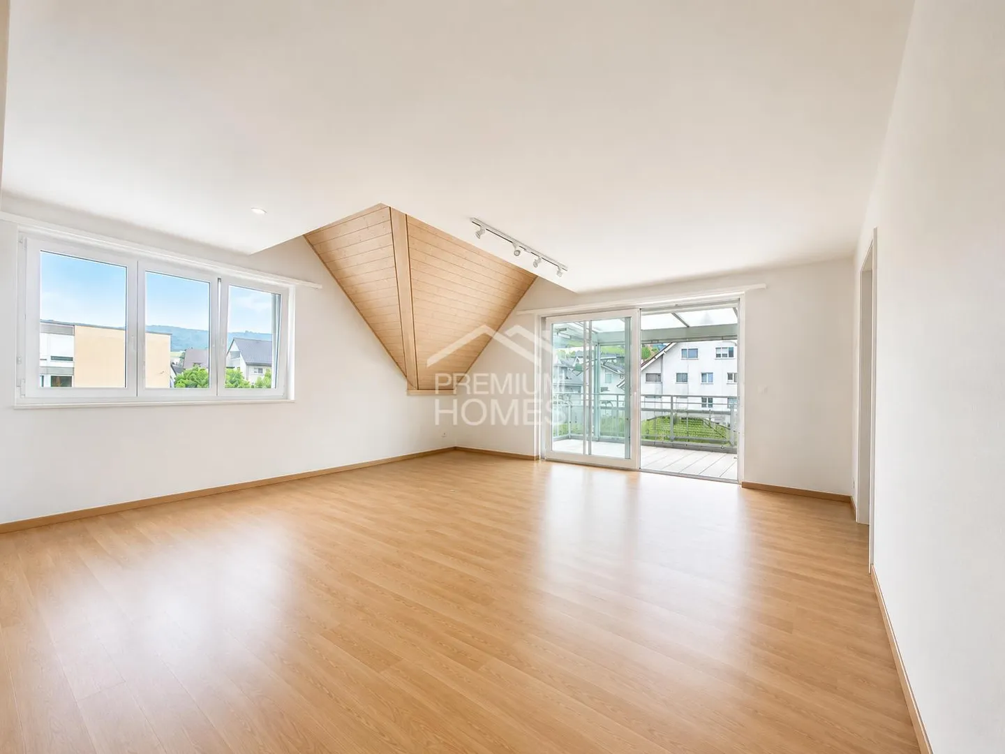 Spacious 6.5-Room Apartment - Photo 1 of 9