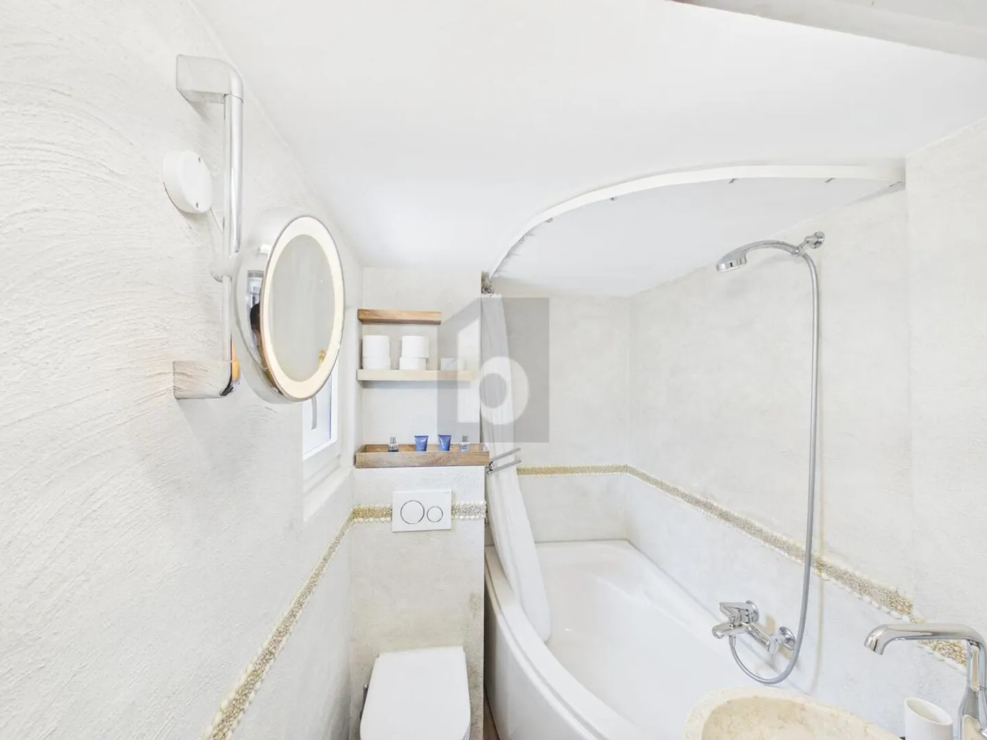 HISTORICAL CHARM MEETS MODERN LIVING COMFORT - Photo 5 of 6