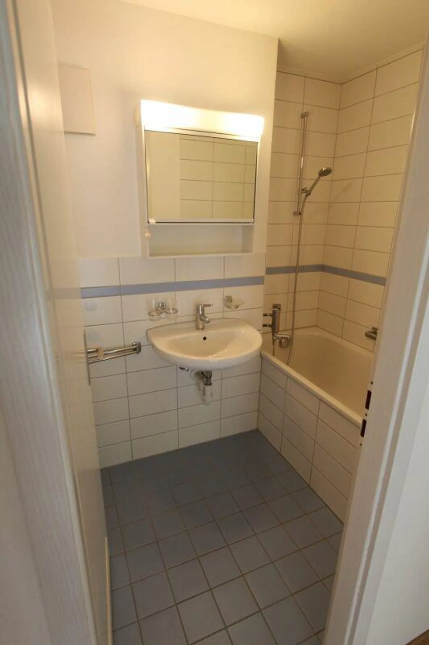 Beautiful 4.5-room apartment with balcony for rent - Photo 6 of 8