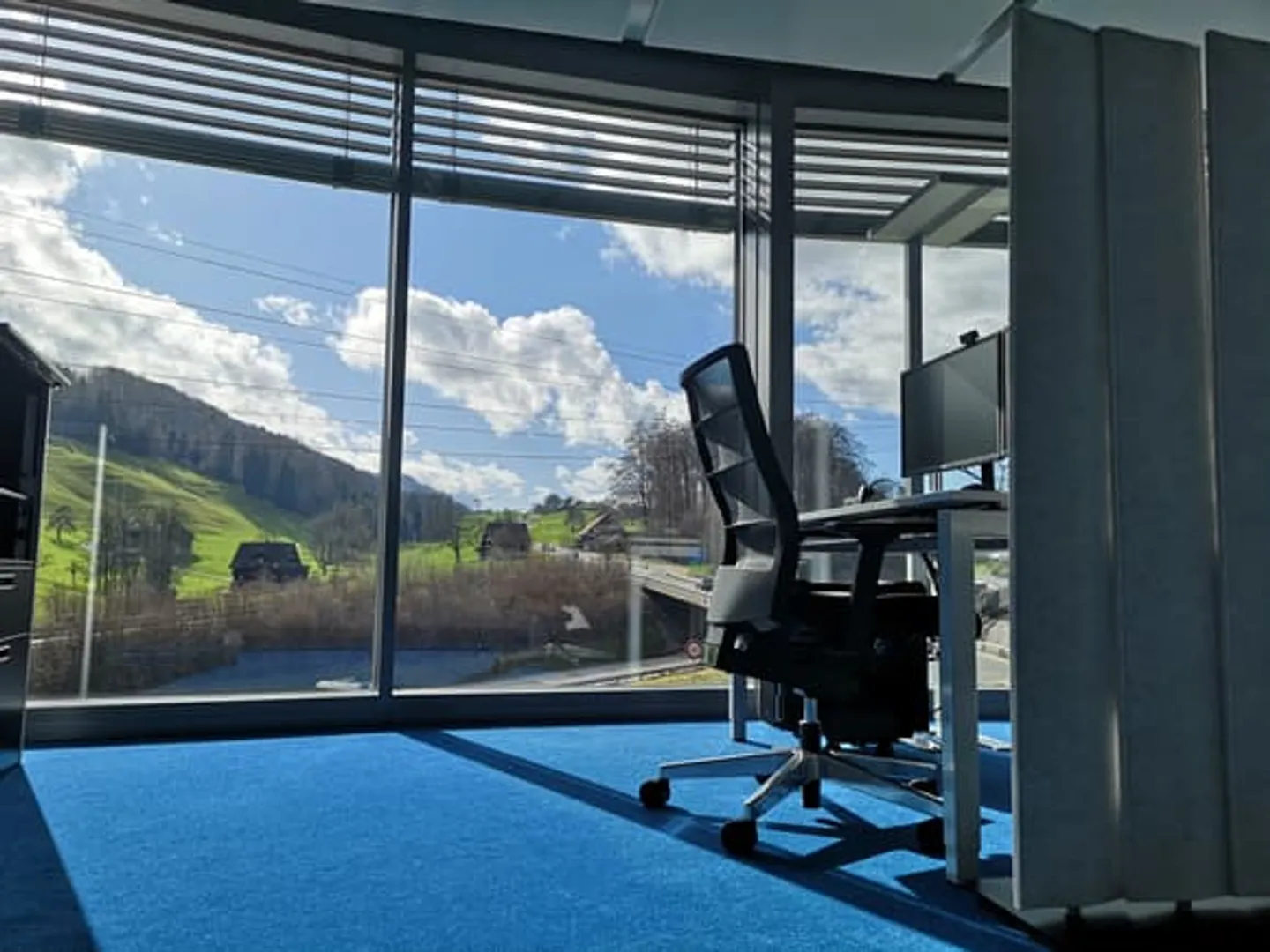 Work at the highest level – 1,090 m² modern commercial space with panorama - Photo 2 of 7