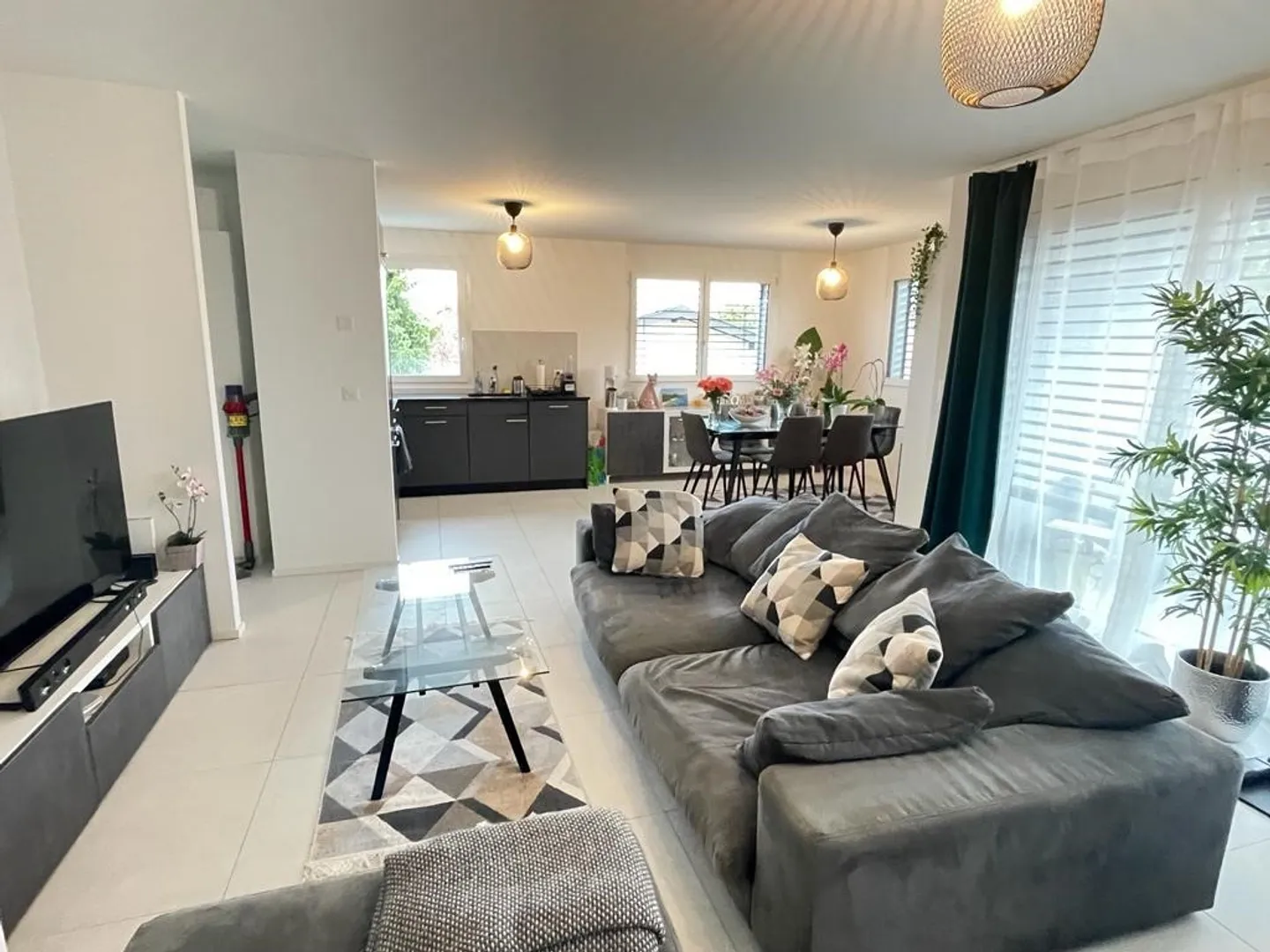 4.5 Room Apartment with Pool in the Heart of Gland - Photo 1 of 10