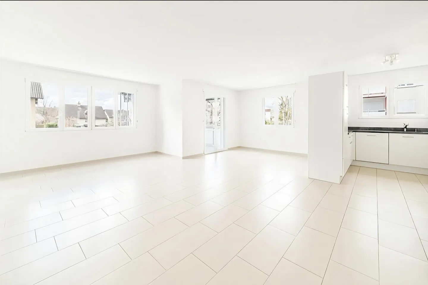 Appartement lumineux de 4,5 pièces à l'emplacement idéal à Hinwil - Photo 3 sur 14