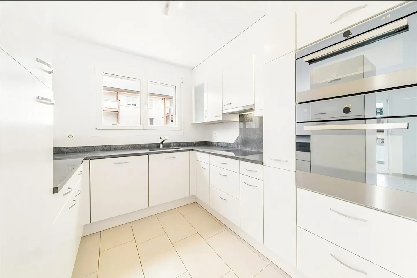 Appartement lumineux de 4,5 pièces à l'emplacement idéal à Hinwil - Photo 4 sur 14