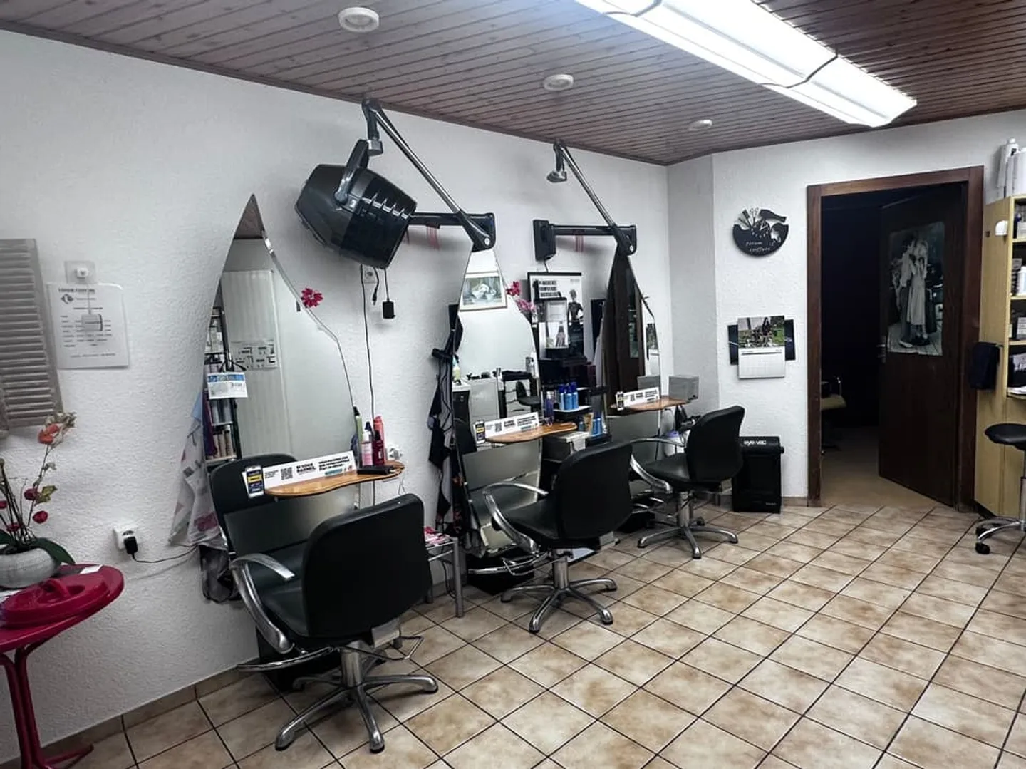 Friseursalon mit Geschäft und Kiosk zu verkaufen - Schlüsselaktivität - Foto 3 von 6
