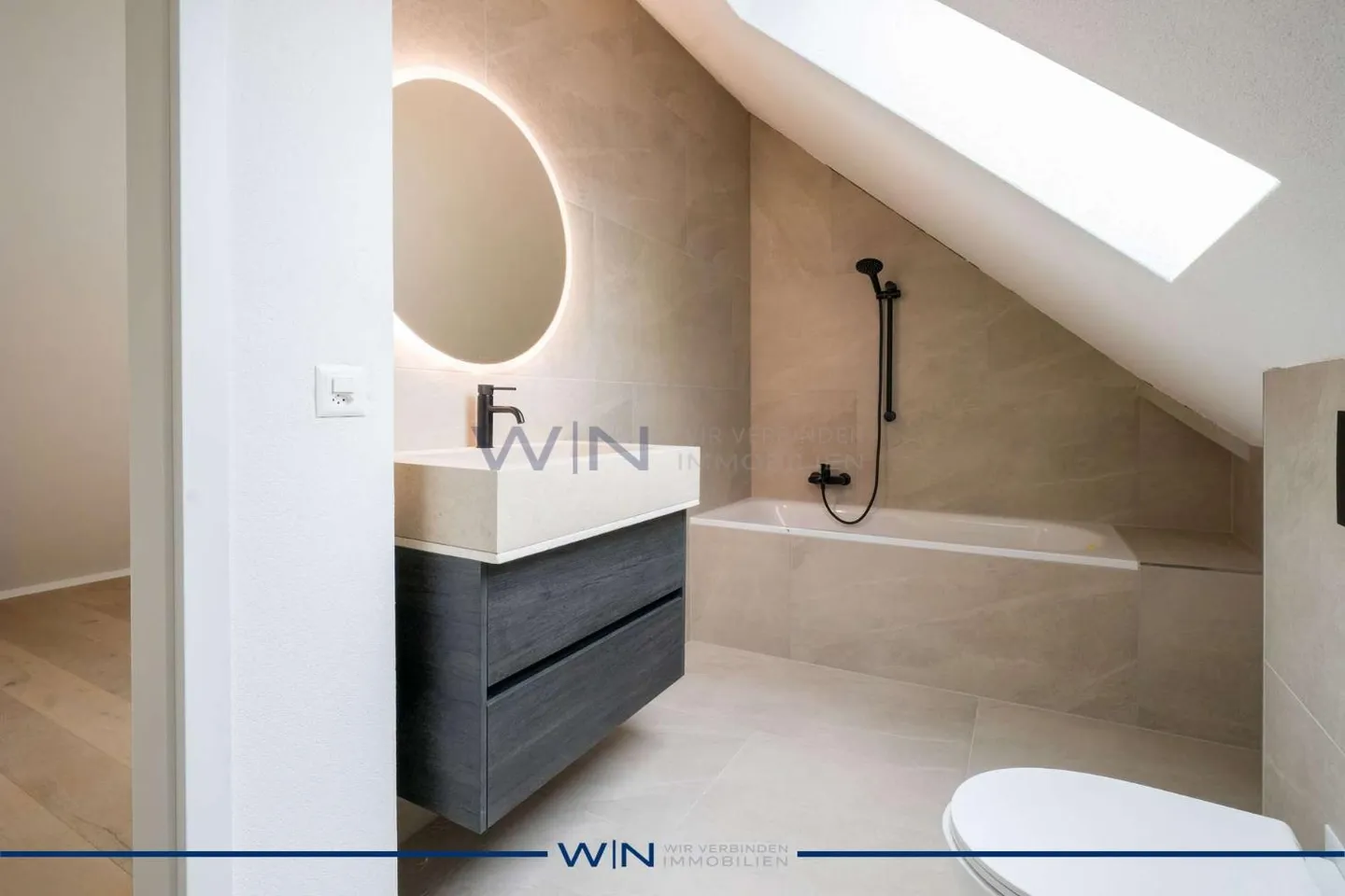 Extraordinary Jewel - Photo 6 of 6