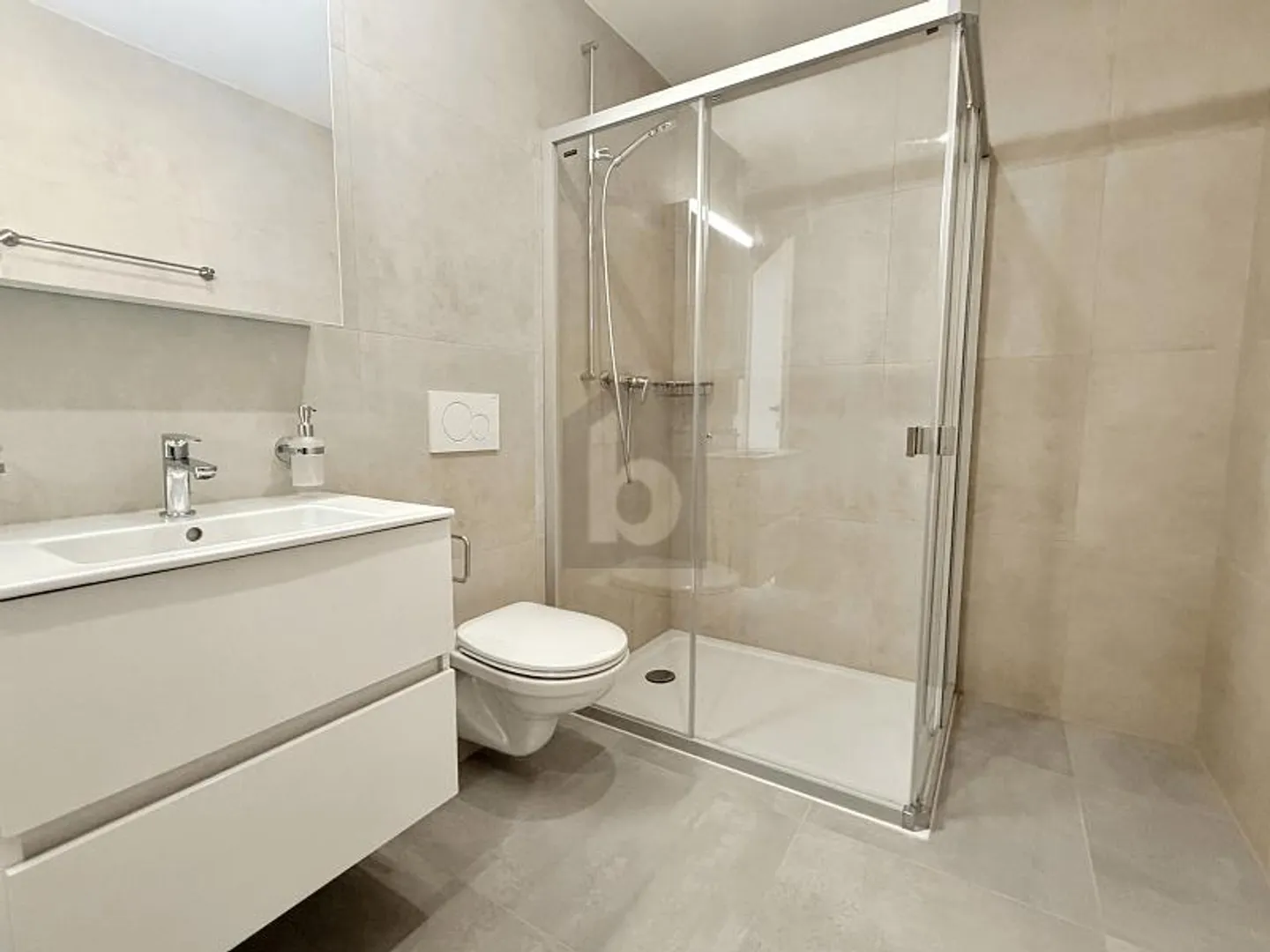 Modern Apartment with Large Balcony - Photo 5 of 6