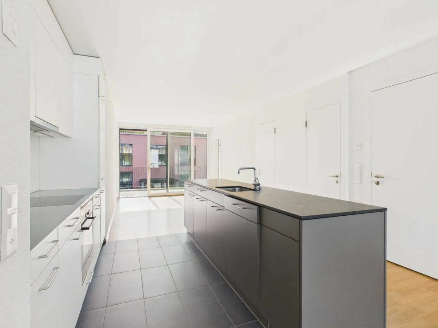 Accès direct à la verdure - Appartement moderne de 3,5 pièces en rez-de-chaussée - Photo 4 sur 16