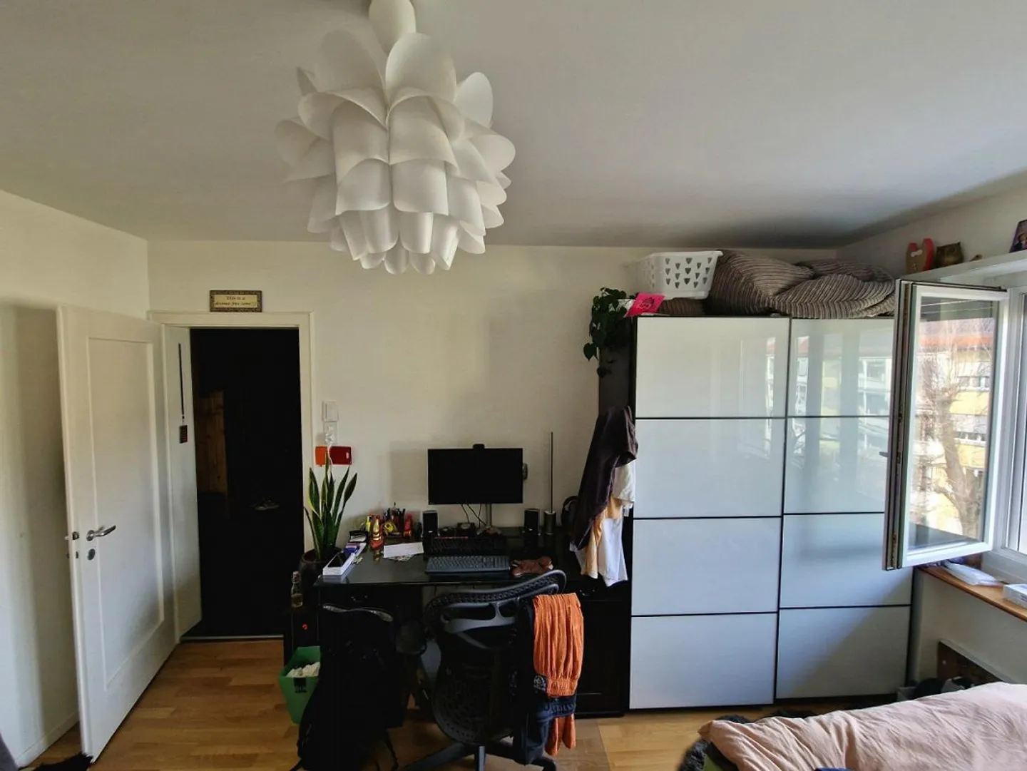 Furnished shared room for weekly residents - Photo 3 of 3