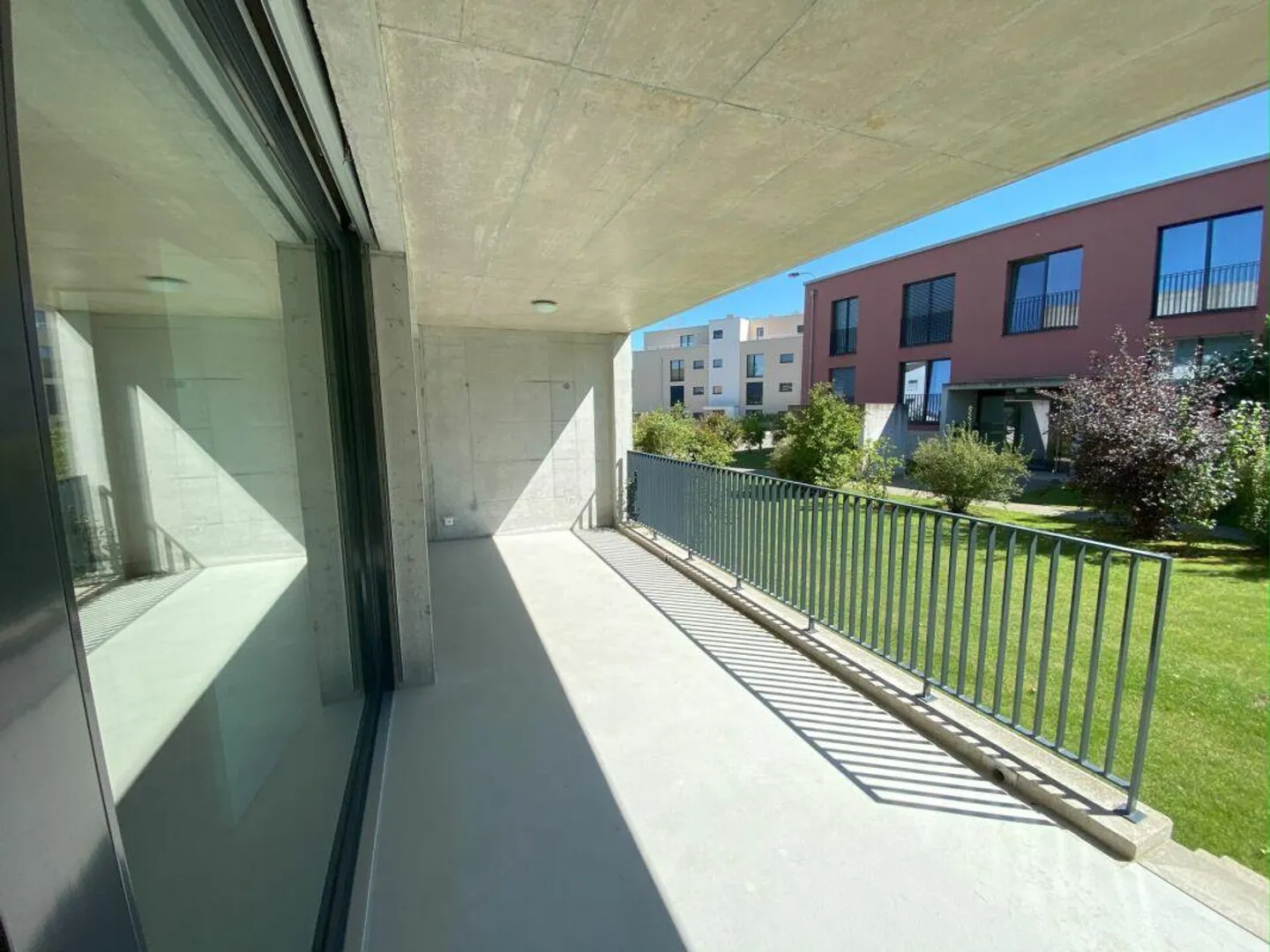 Accès direct à la verdure - Appartement moderne de 3,5 pièces en rez-de-chaussée - Photo 1 sur 16