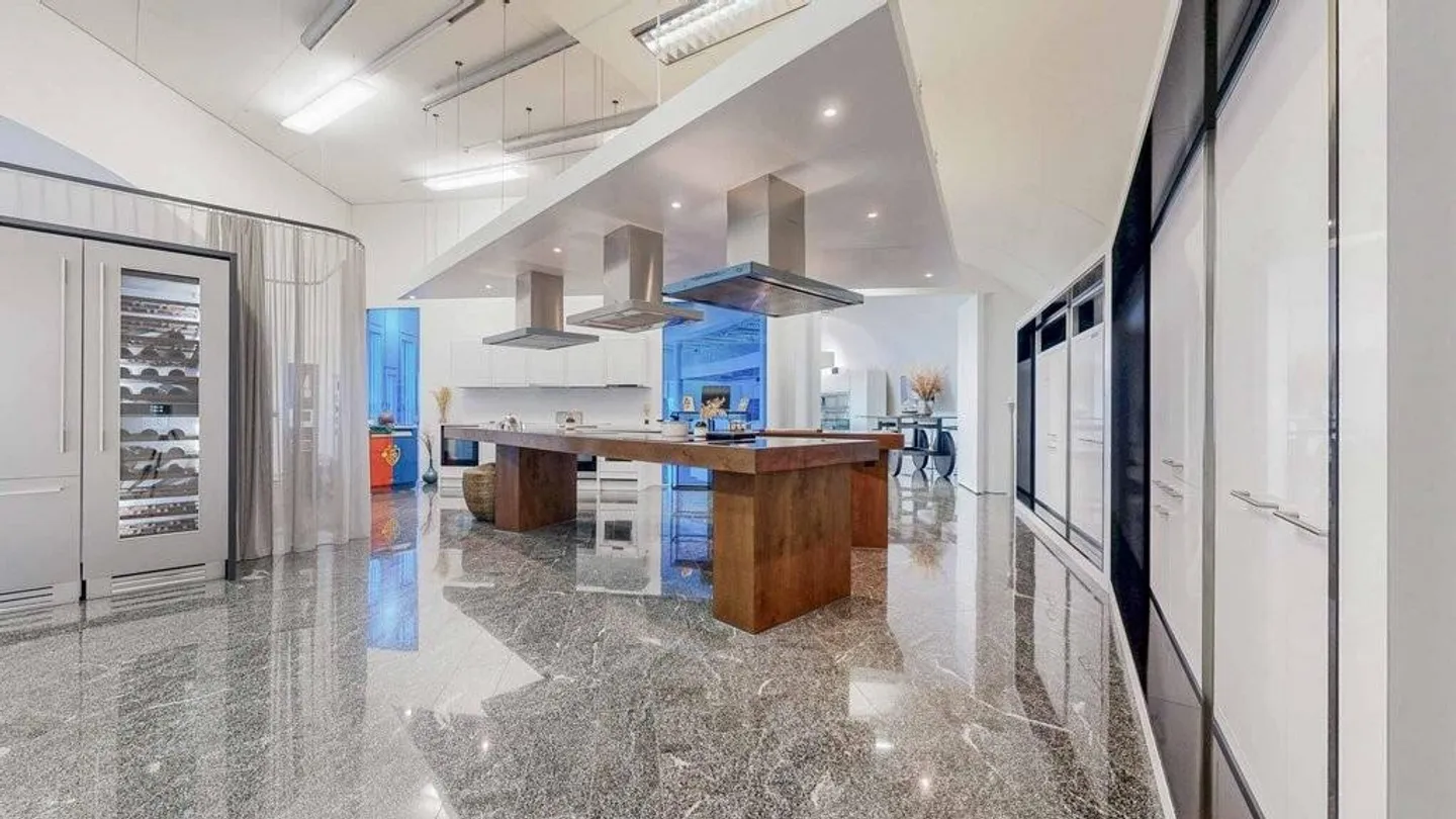 Exclusive sales area seeks new tenant - Photo 6 of 12