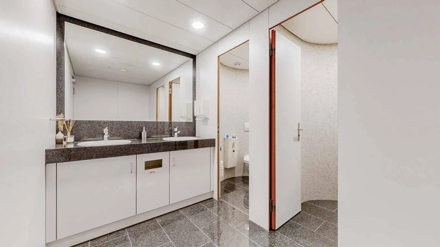 Exclusive sales area seeks new tenant - Photo 11 of 12