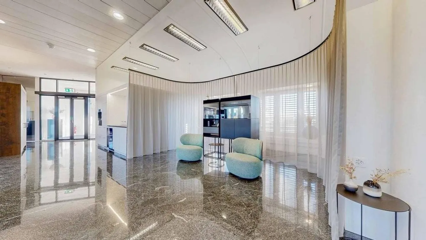 Exclusive sales area seeks new tenant - Photo 10 of 12