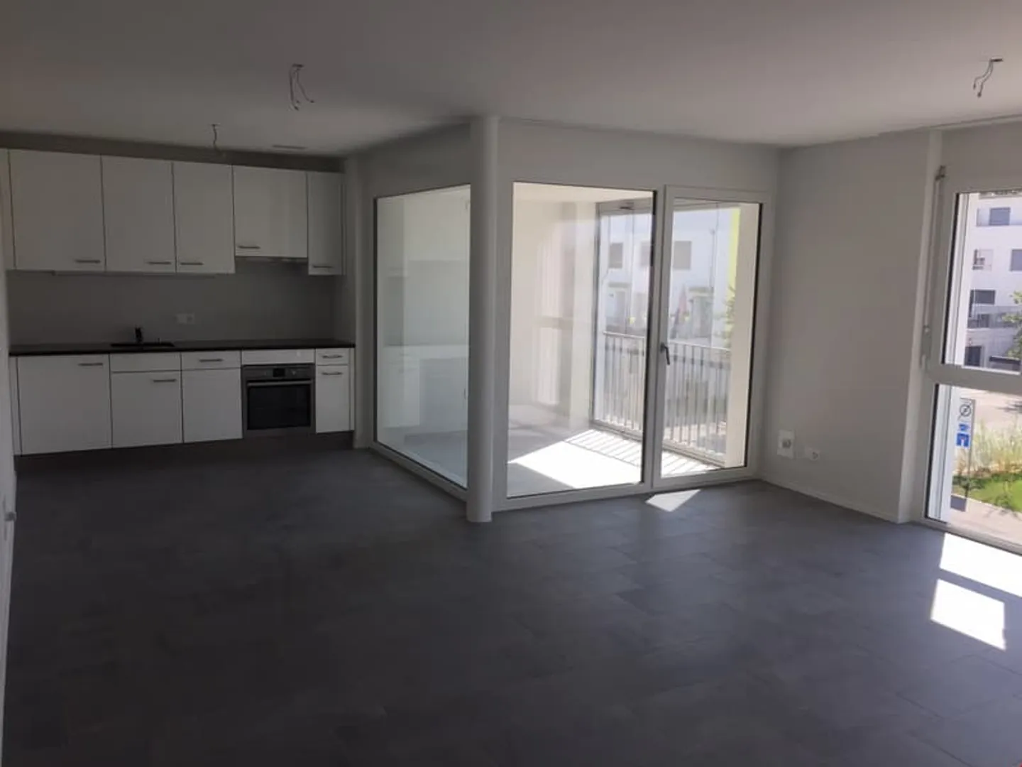 Appartement moderne et lumineux de 2,5 pièces - Photo 2 sur 7