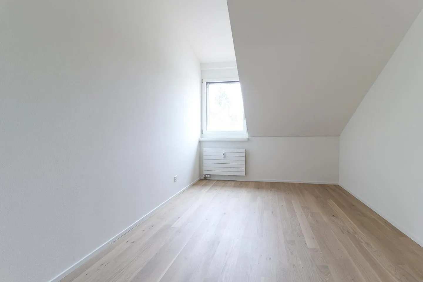 Helle 3.5-Zimmer-Dachwohnung an ruhiger Lage in Jegenstorf - Photo 5 of 10