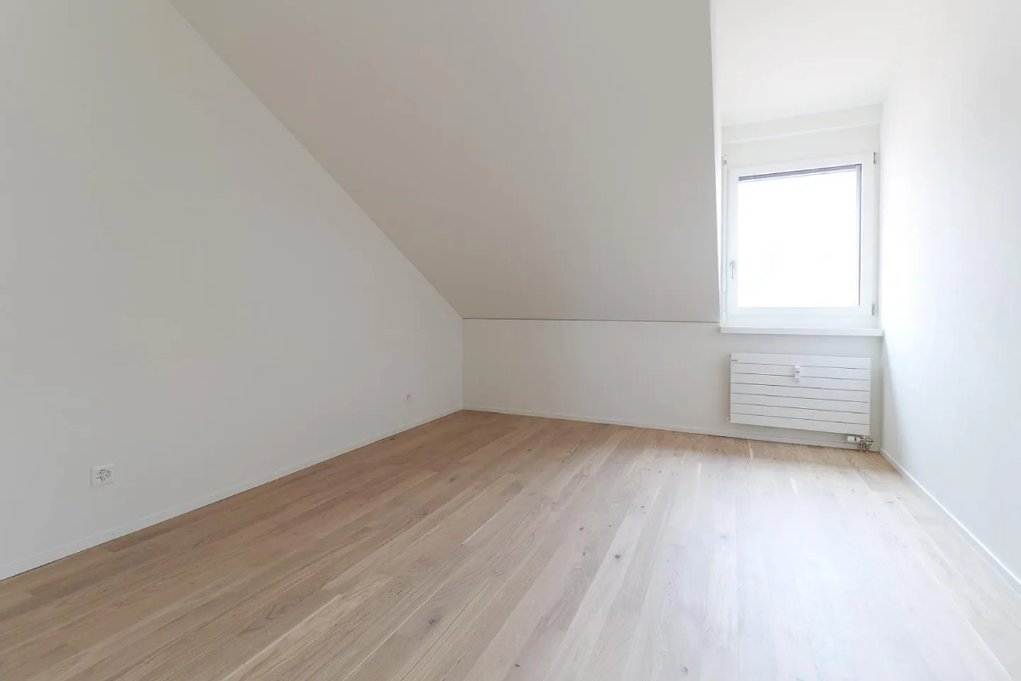 Helle 3.5-Zimmer-Dachwohnung an ruhiger Lage in Jegenstorf - Photo 6 of 10