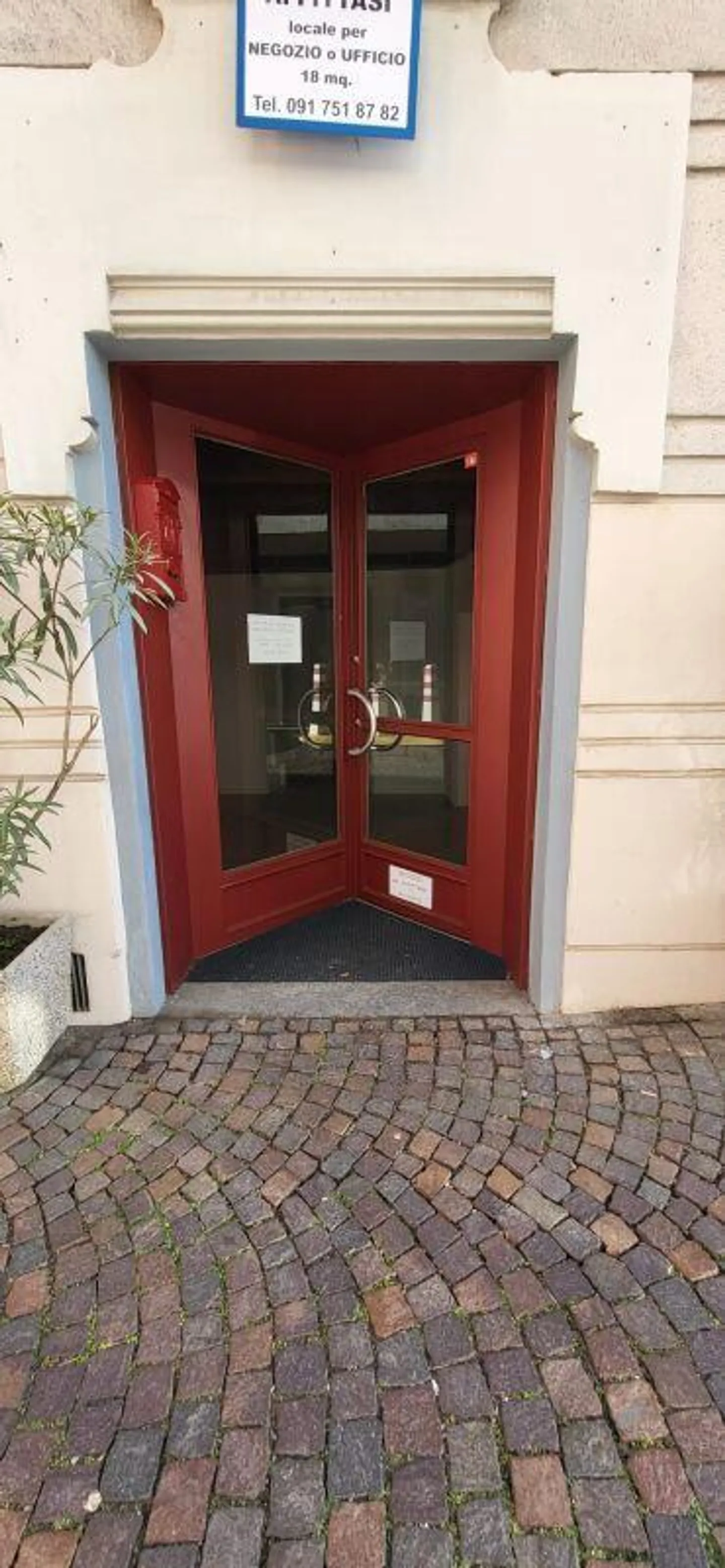 Shop in the heart of the old town, of 25 m2 - Photo 3 of 6