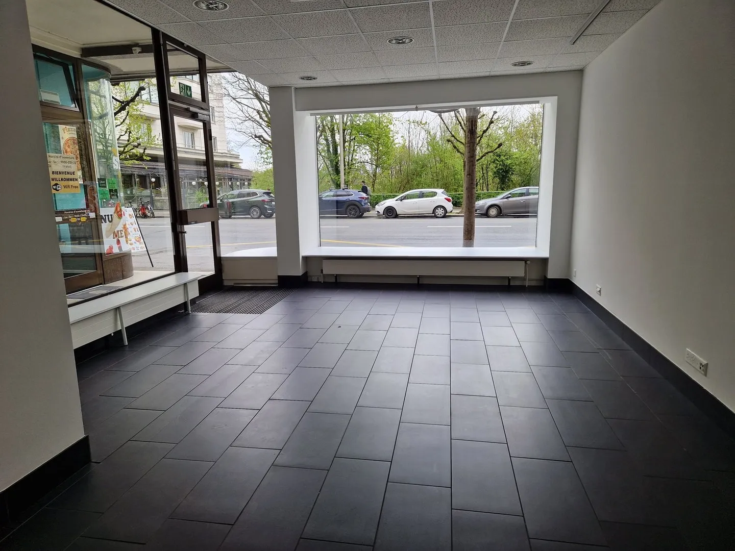 belle surface avec grande vitrine - climatisée - Photo 2 sur 7