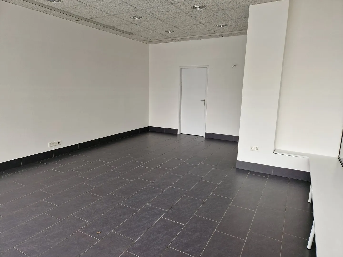 belle surface avec grande vitrine - climatisée - Photo 7 sur 7