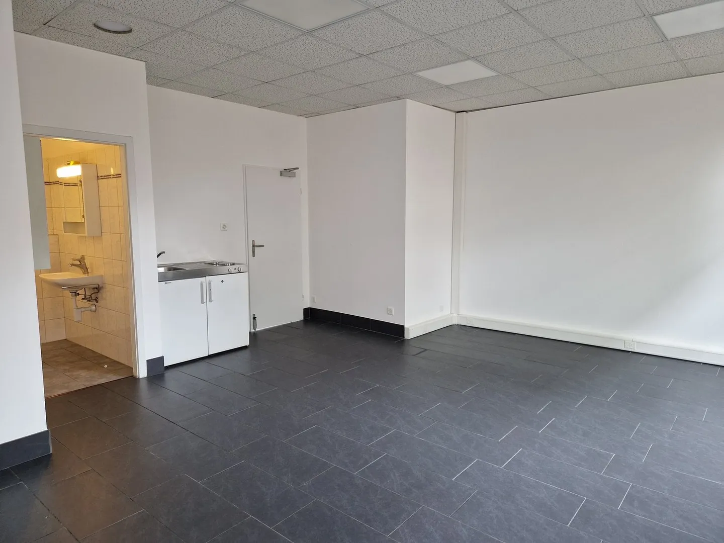 belle surface avec grande vitrine - climatisée - Photo 5 sur 7
