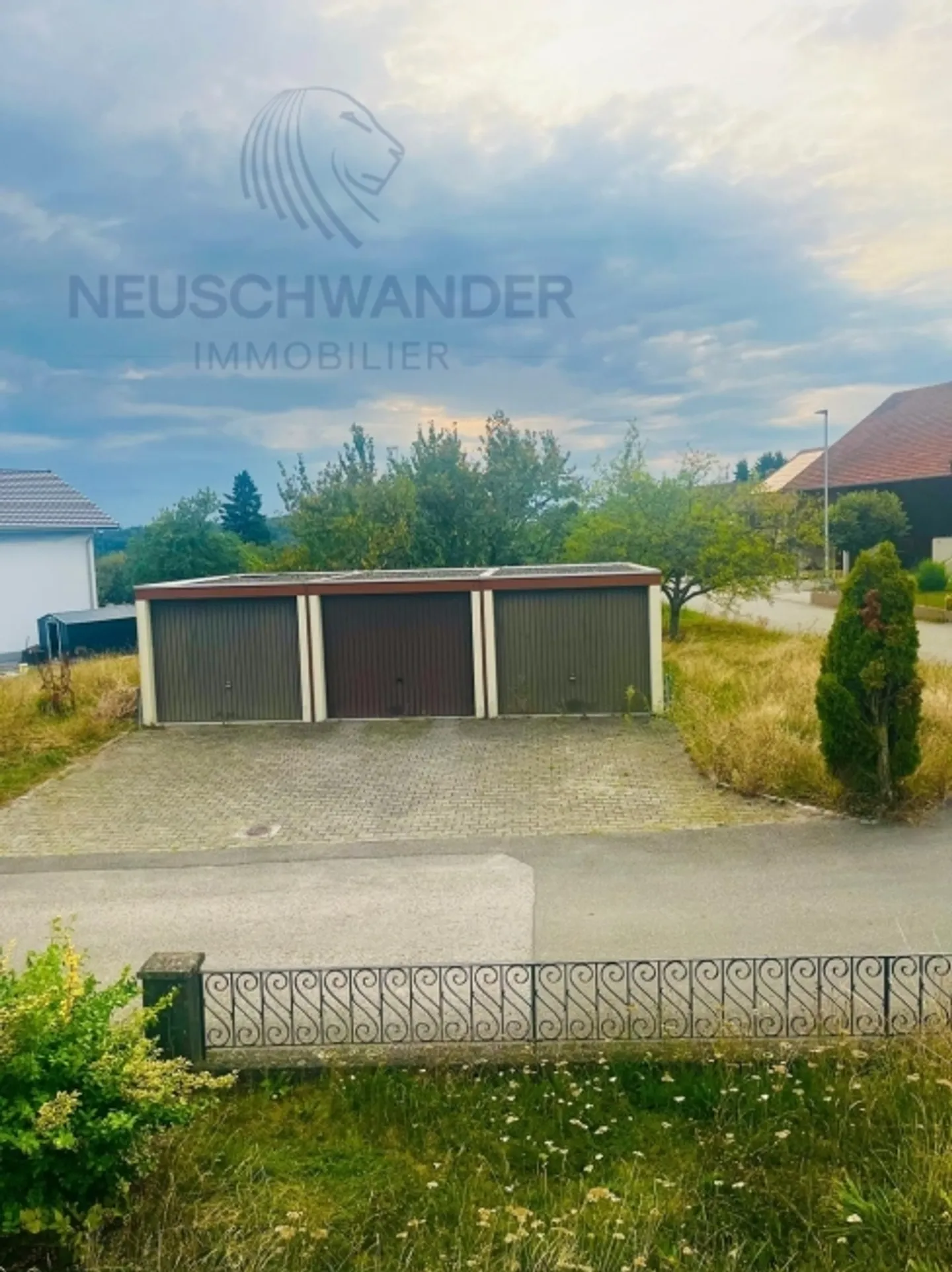 «Trois garages sur un terrain à bâtir» - Photo 2 sur 2