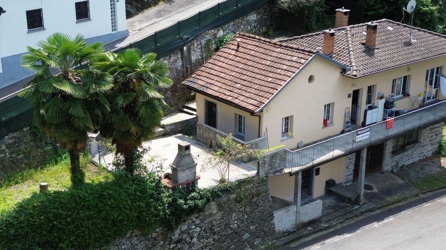 Maison Secondaire avec Deux Appartements, Garage et Jardin - Photo 1 sur 13