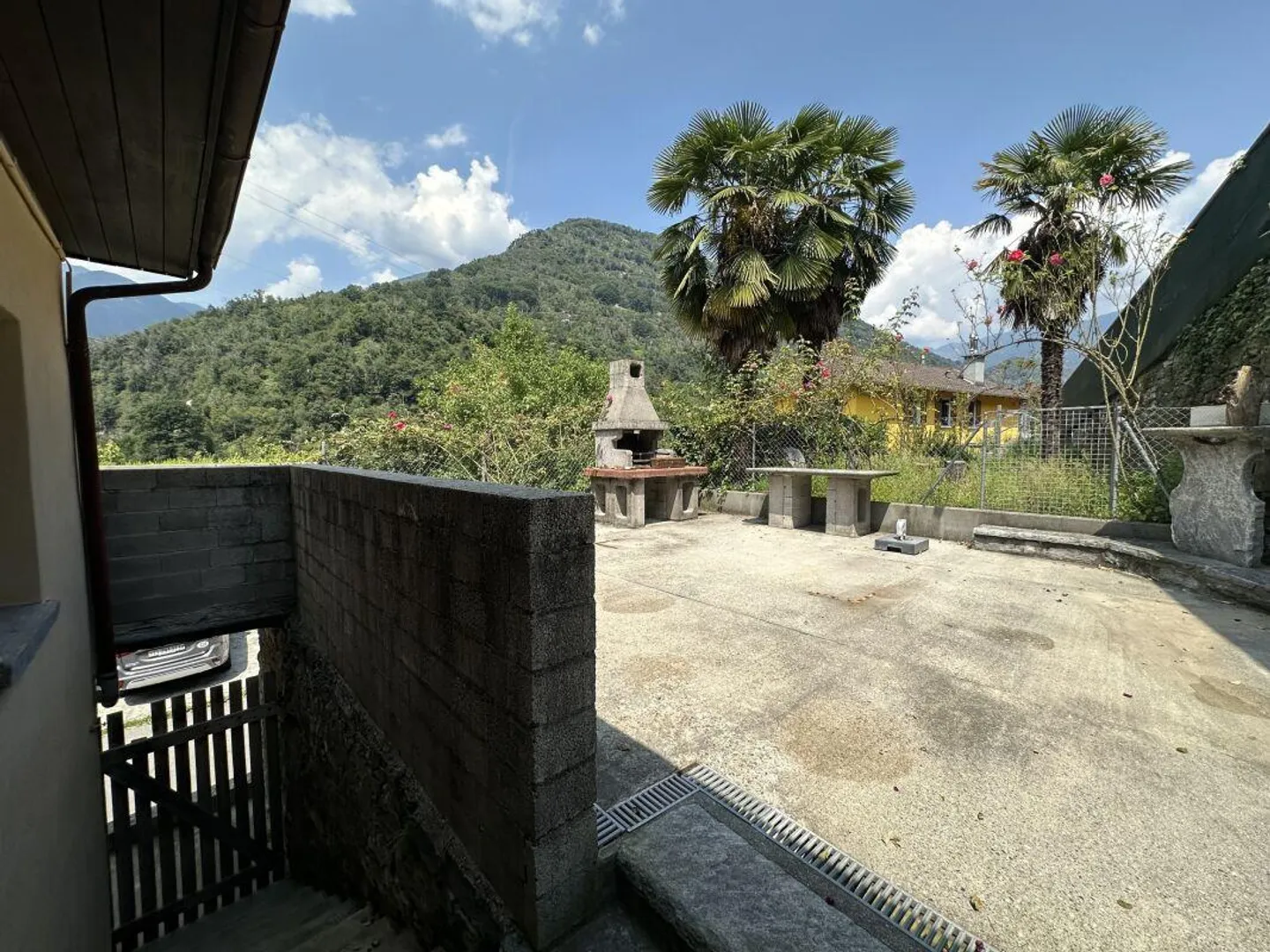 Maison Secondaire avec Deux Appartements, Garage et Jardin - Photo 2 sur 13