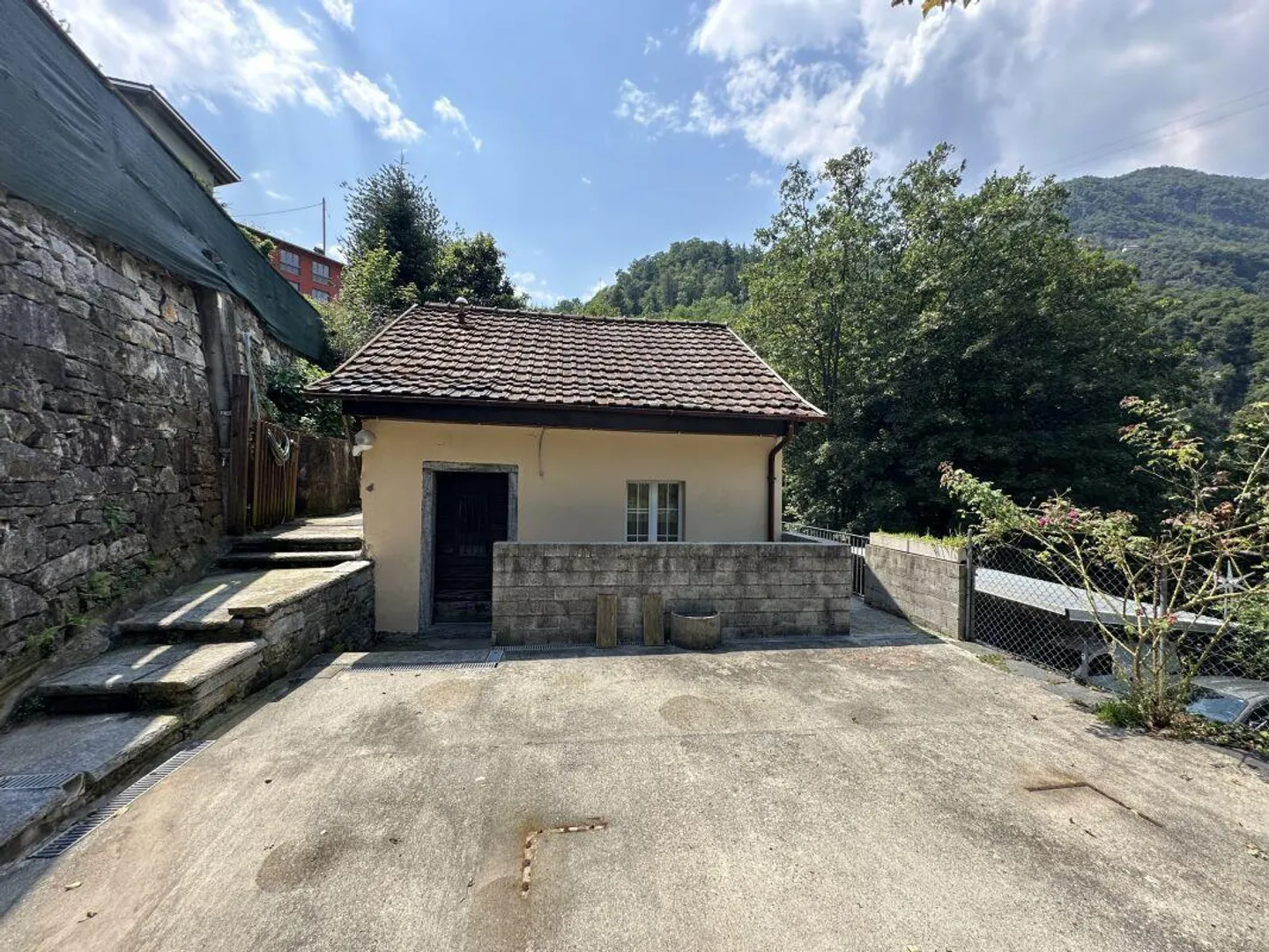 Maison Secondaire avec Deux Appartements, Garage et Jardin - Photo 6 sur 13