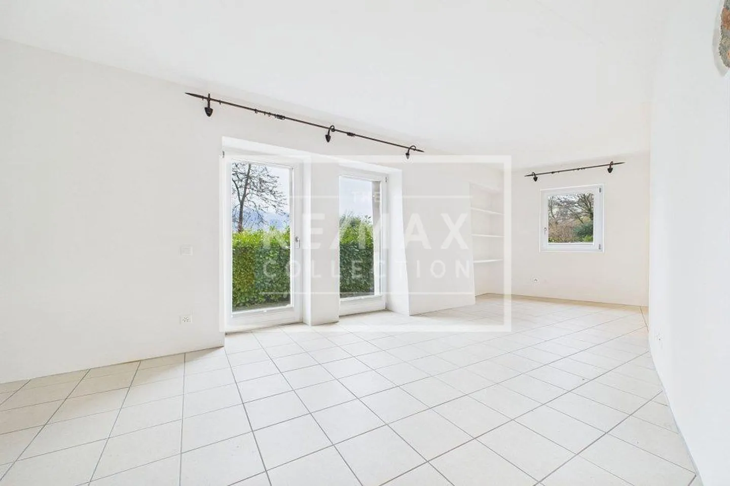 Elegant duplex with lake view in Carona - Photo 1 of 13