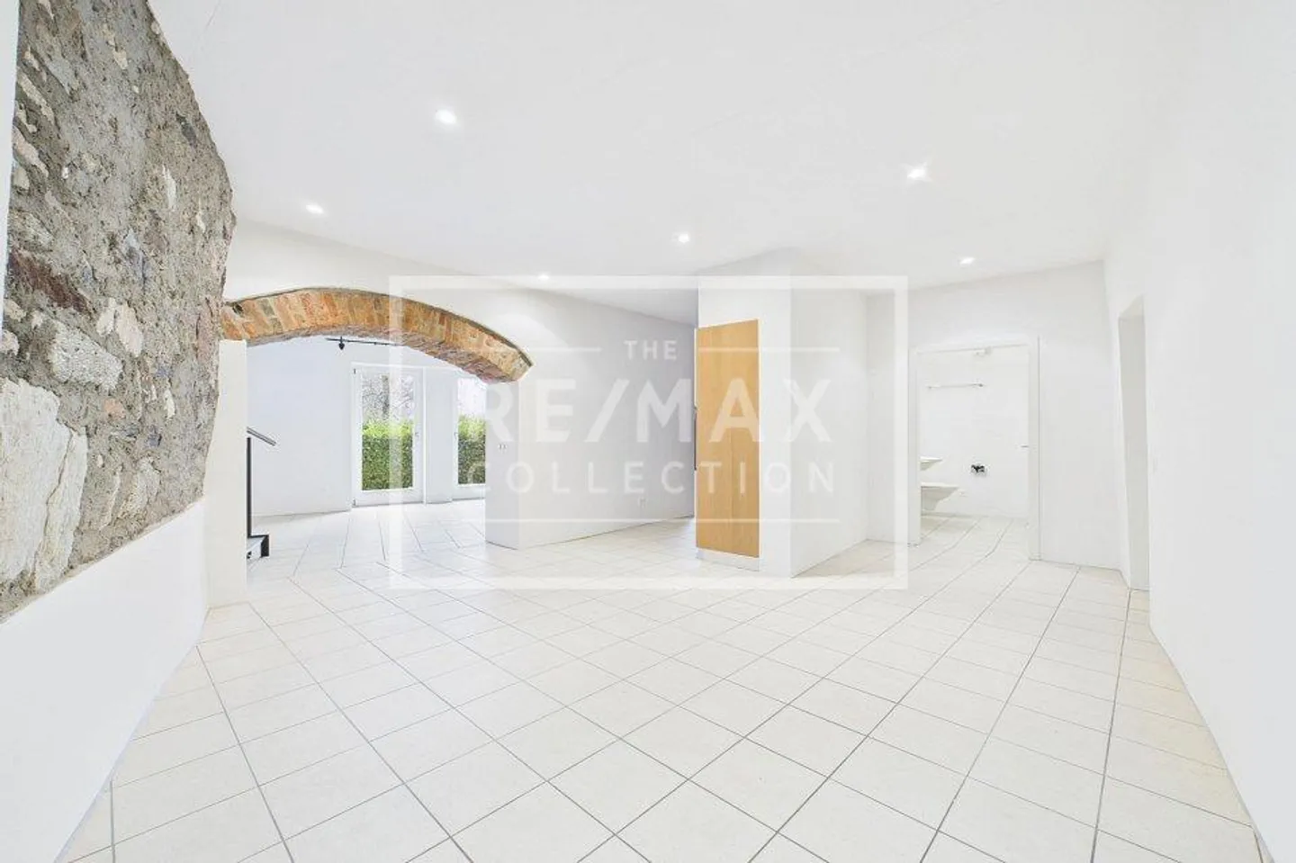 Elegant duplex with lake view in Carona - Photo 2 of 13