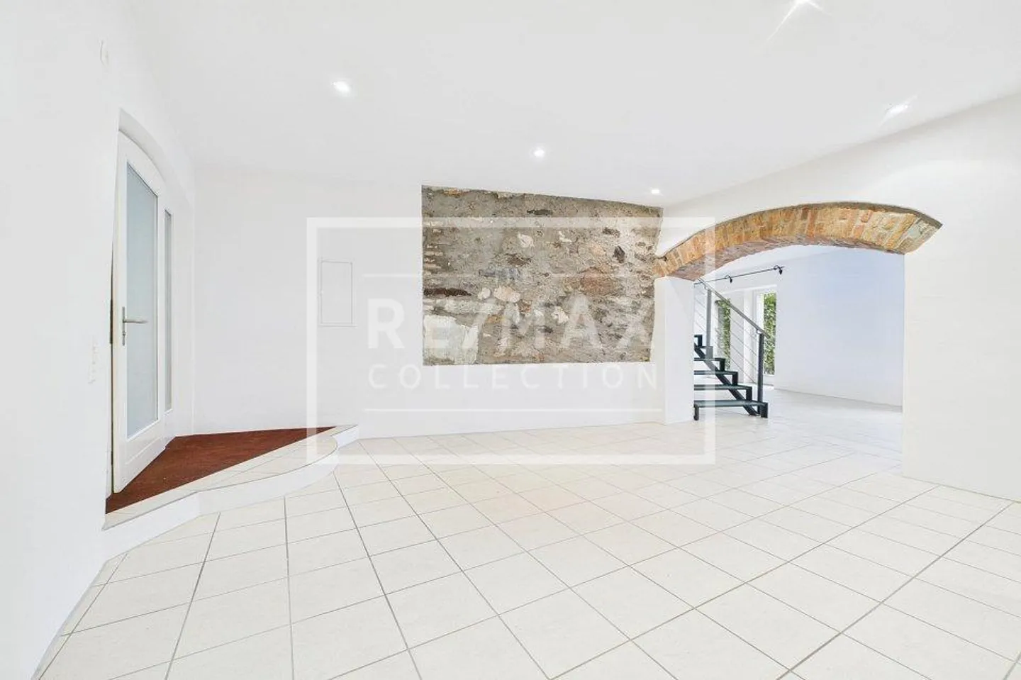 Elegant duplex with lake view in Carona - Photo 3 of 13