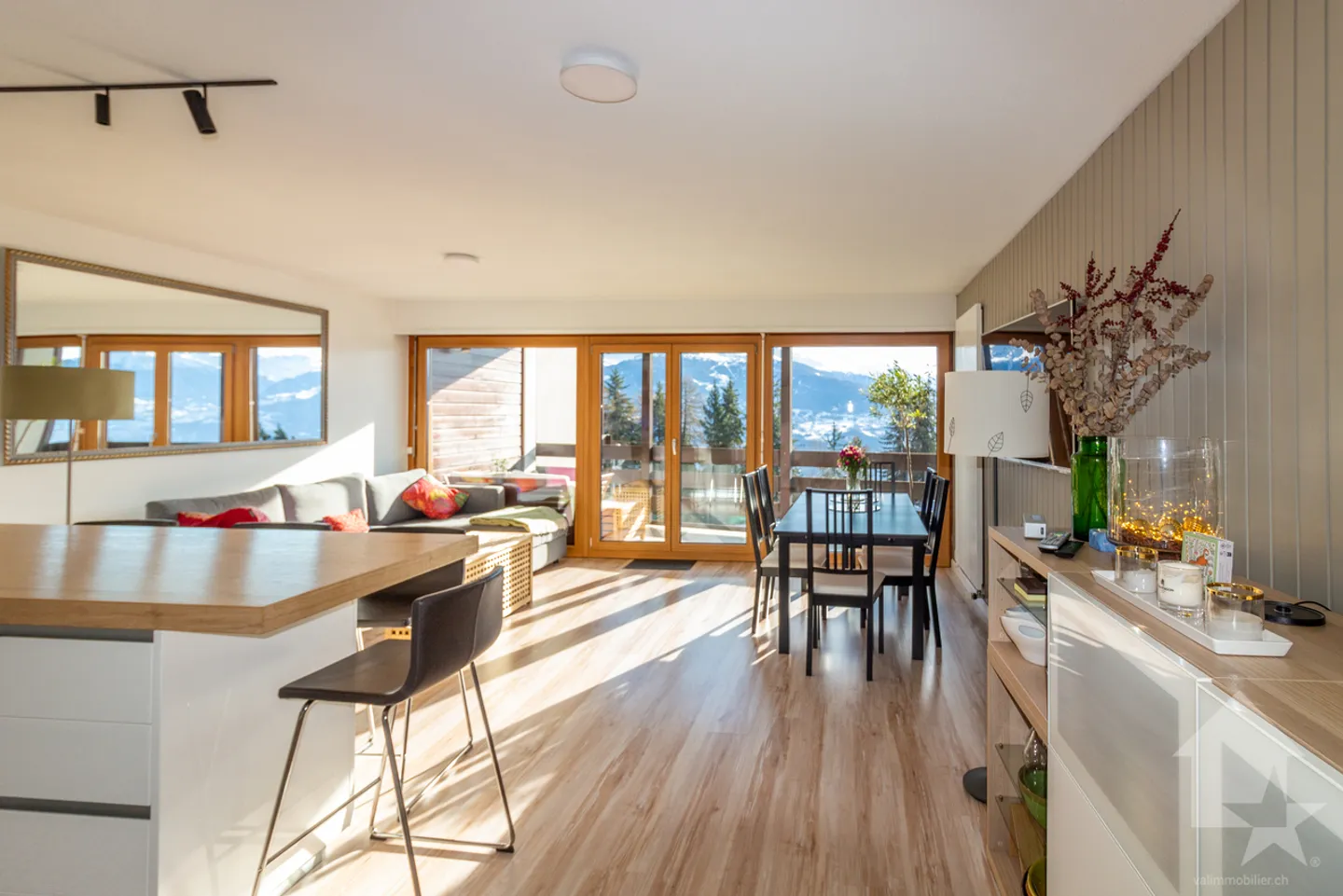 Spazioso appartamento ristrutturato di 2.5 locali con una magnifica vista - Foto 2 di 21