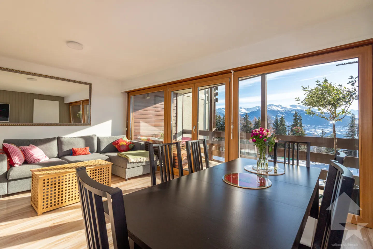 Spazioso appartamento ristrutturato di 2.5 locali con una magnifica vista - Foto 3 di 21