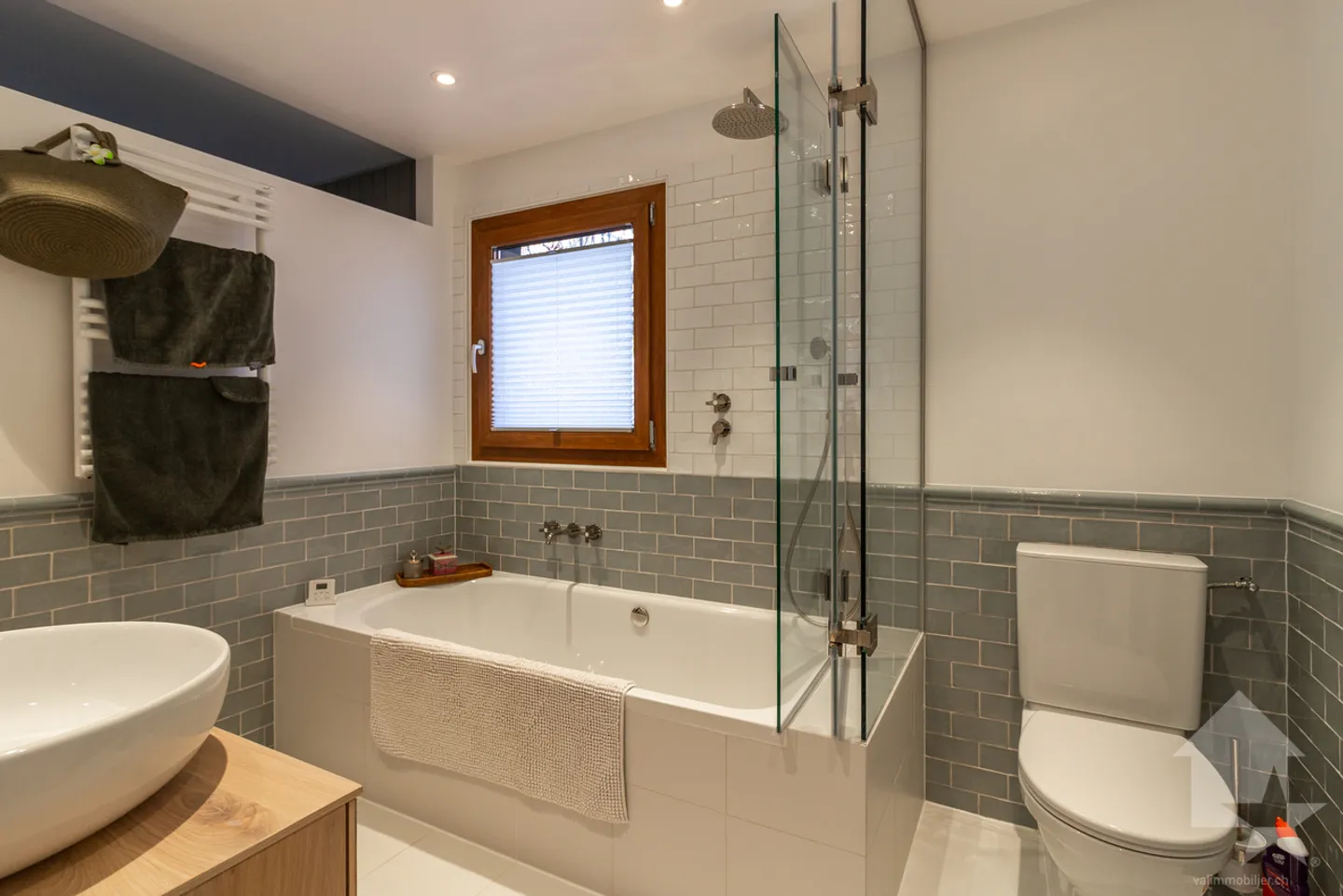 Spazioso appartamento ristrutturato di 2.5 locali con una magnifica vista - Foto 12 di 21