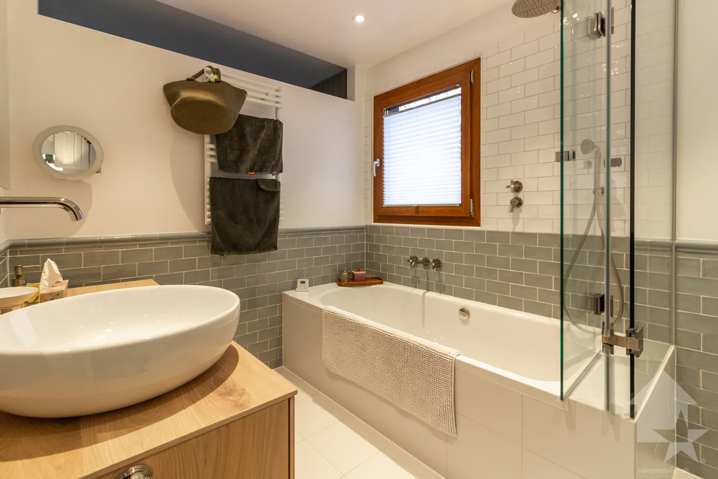 Spazioso appartamento ristrutturato di 2.5 locali con una magnifica vista - Foto 13 di 21