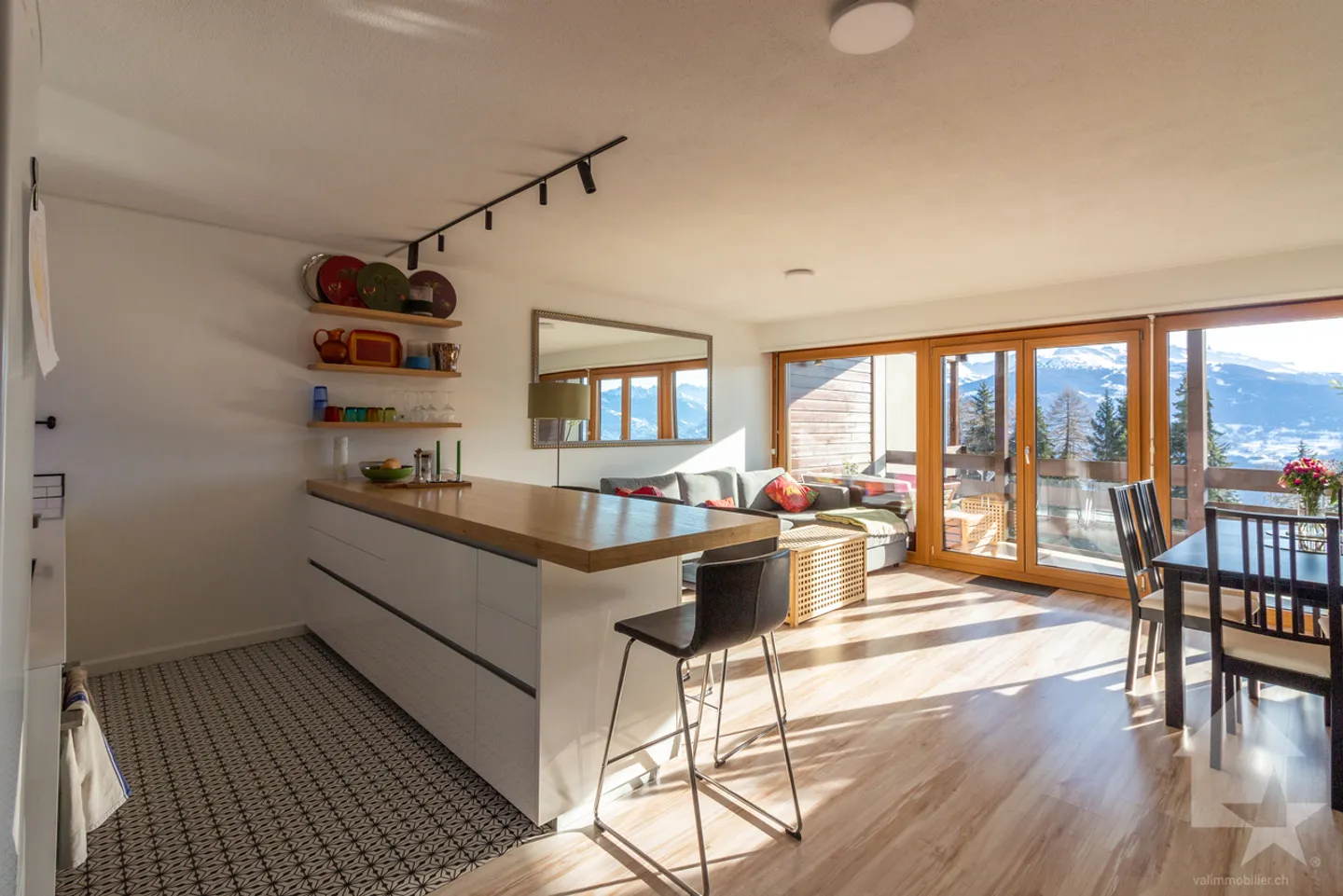 Spazioso appartamento ristrutturato di 2.5 locali con una magnifica vista - Foto 4 di 21