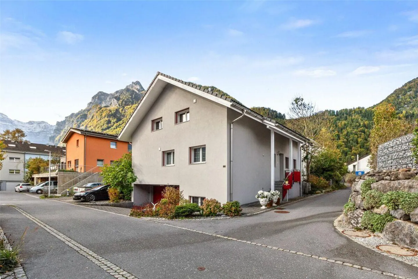 Freistehendes, modernes Einfamilienhaus an zentraler Lage in Näfels GL - Foto 1 von 13