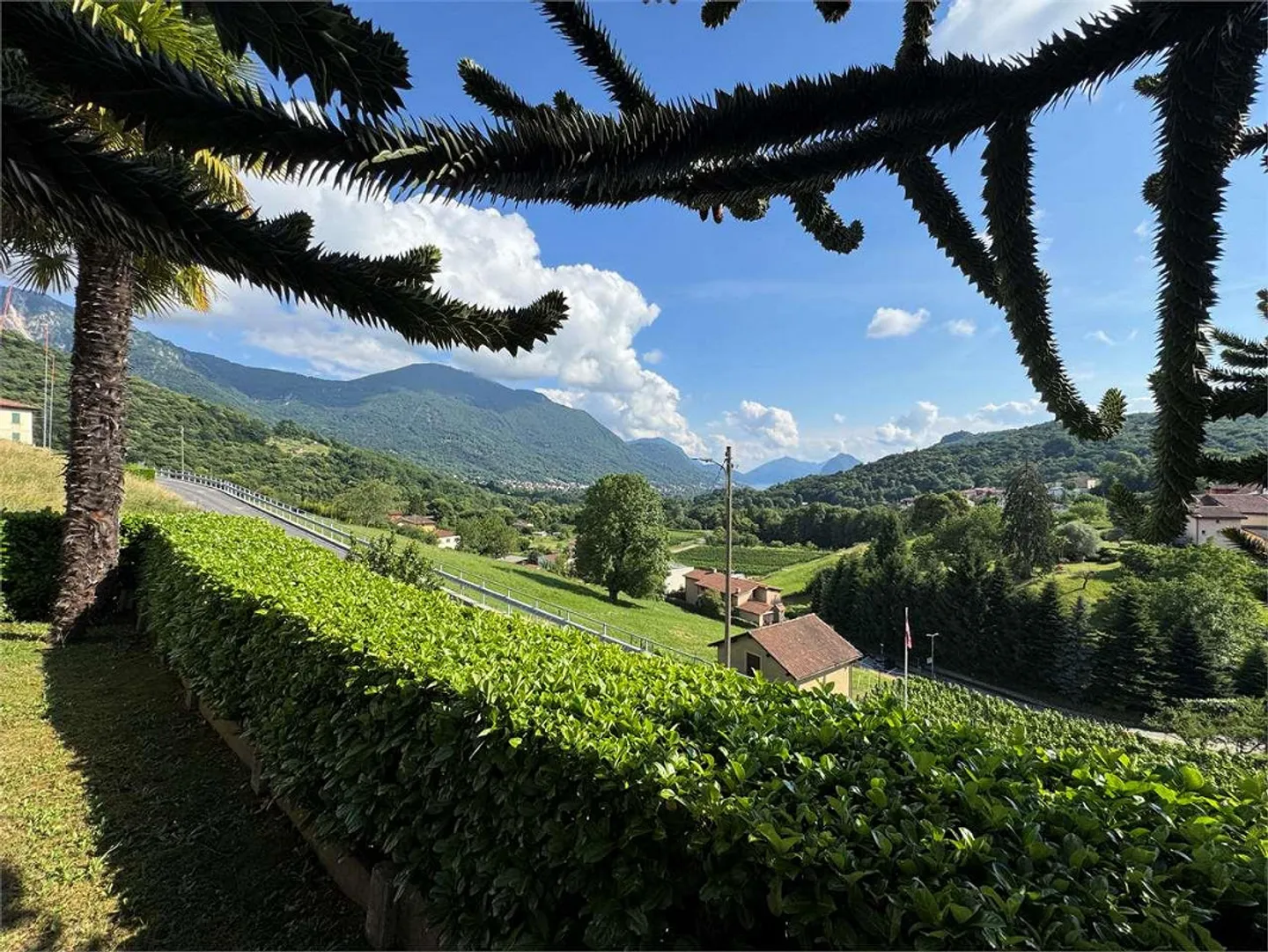Single-family villa with lake view surrounded by greenery in Cagiallo in Val - Photo 3 of 13