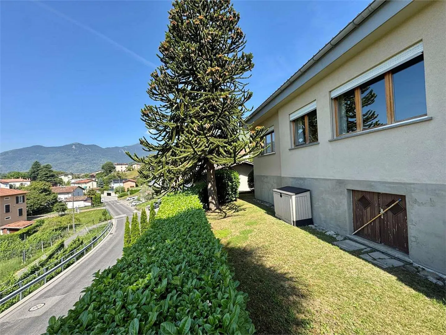 Single-family villa with lake view surrounded by greenery in Cagiallo in Val - Photo 1 of 13