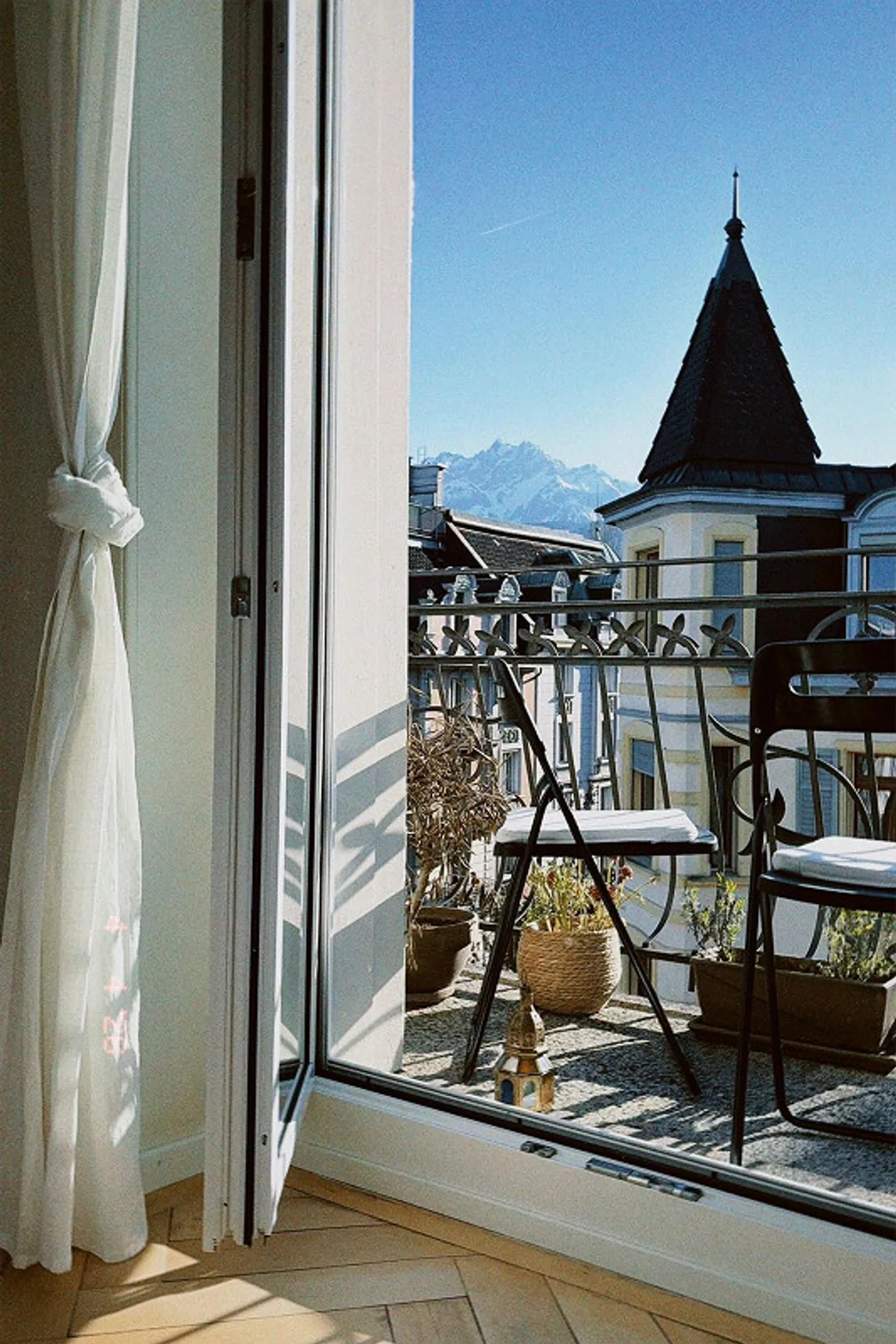 Appartement en attique ensoleillé de 2,5 pièces avec vue sur le Pilatus et 2 balcons - Photo 1 sur 9