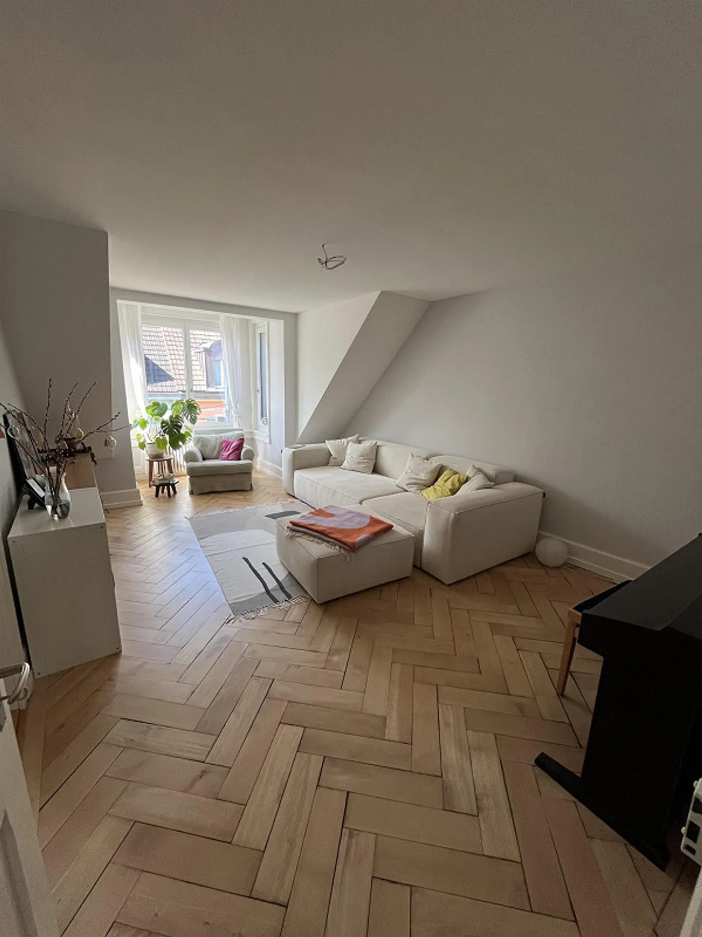Appartement en attique ensoleillé de 2,5 pièces avec vue sur le Pilatus et 2 balcons - Photo 2 sur 9