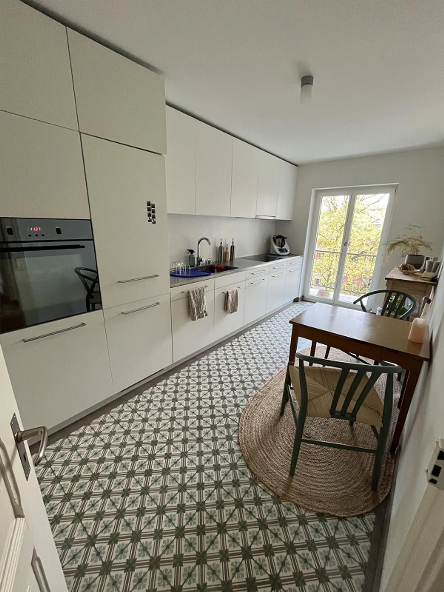 Appartement en attique ensoleillé de 2,5 pièces avec vue sur le Pilatus et 2 balcons - Photo 3 sur 9