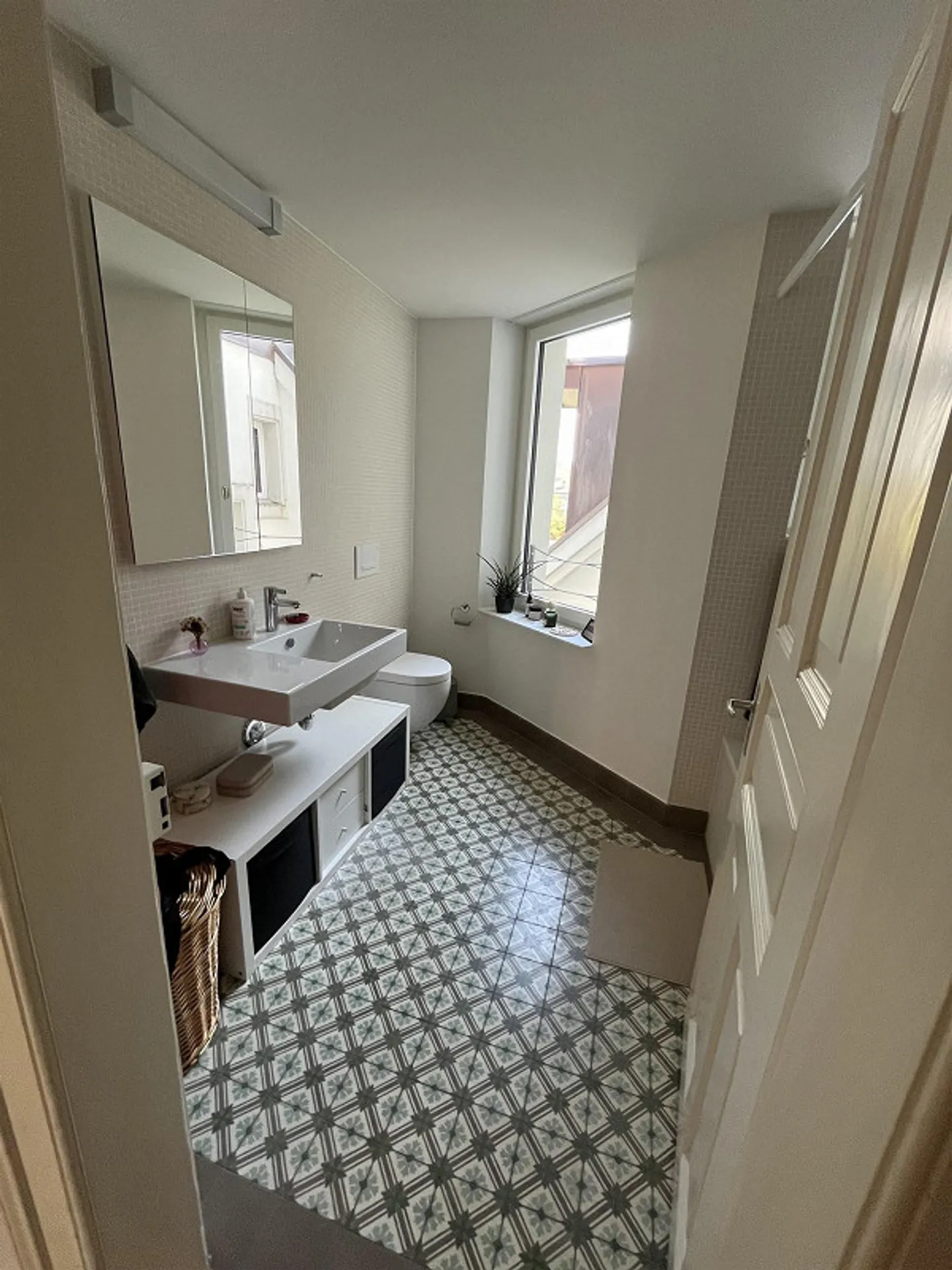 Appartement en attique ensoleillé de 2,5 pièces avec vue sur le Pilatus et 2 balcons - Photo 5 sur 9