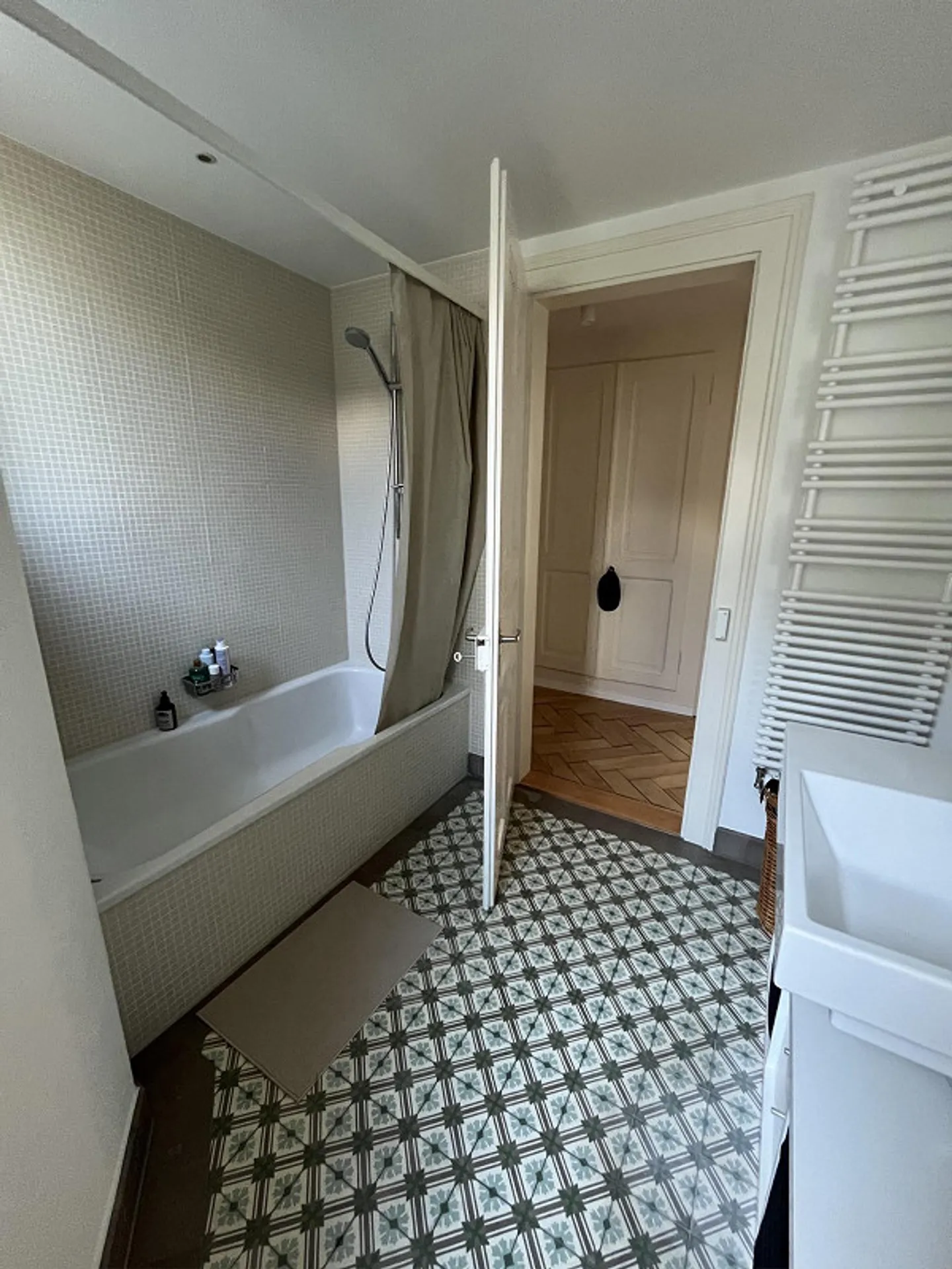 Appartement en attique ensoleillé de 2,5 pièces avec vue sur le Pilatus et 2 balcons - Photo 6 sur 9