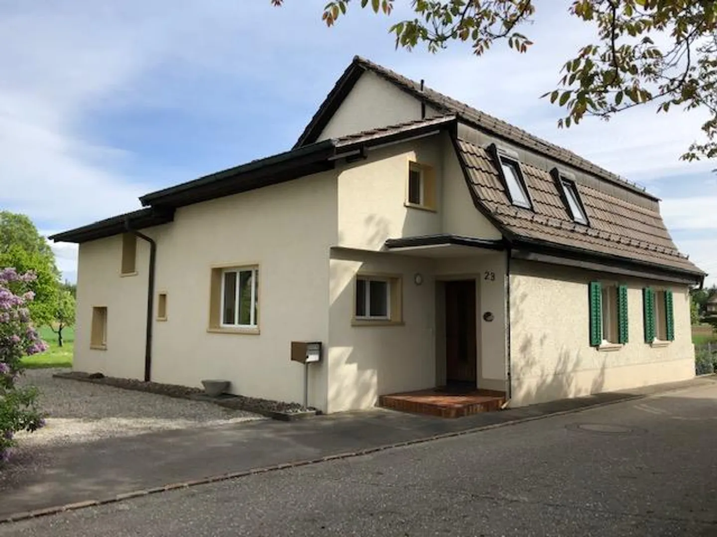 Freistehendes Haus mit sonnigem Garten - Foto 1 von 20